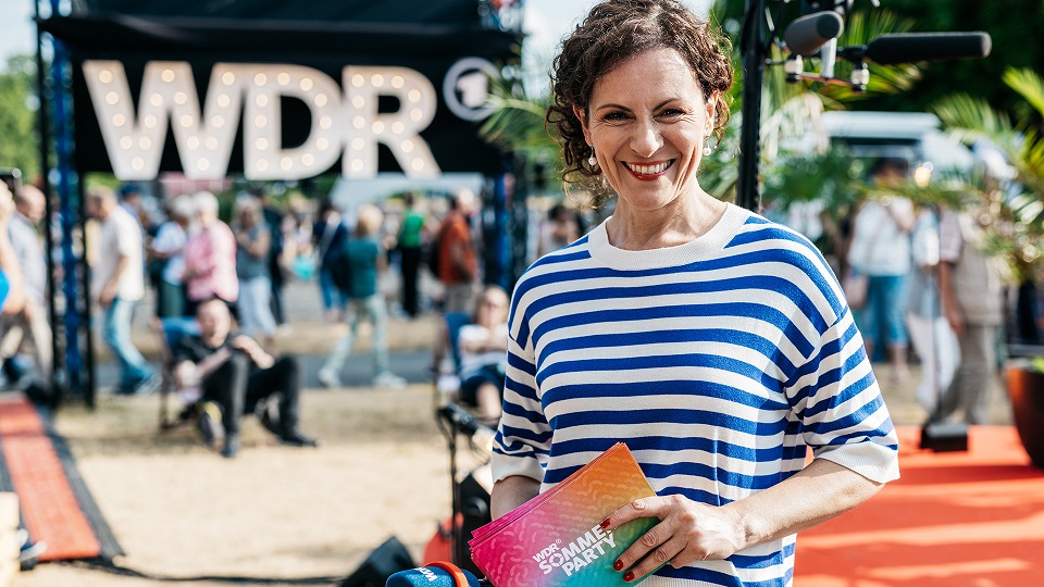 Anne Willmes moderiert abwechselnd mit Sven Kroll den abwechslungsreichen Abend voller Musik und Unterhaltung.