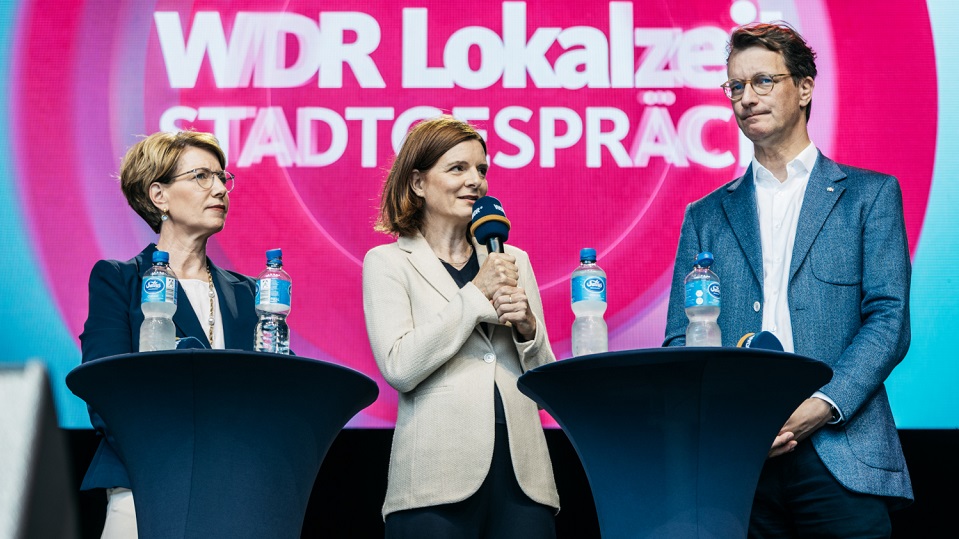 DR-Intendantin Dr. Katrin Vernau mit Hendrik Wüst, Ministerpräsident des Landes NRW (r.) und Alexandra Dorndorf, Polizeipräsidentin Münster (l.)