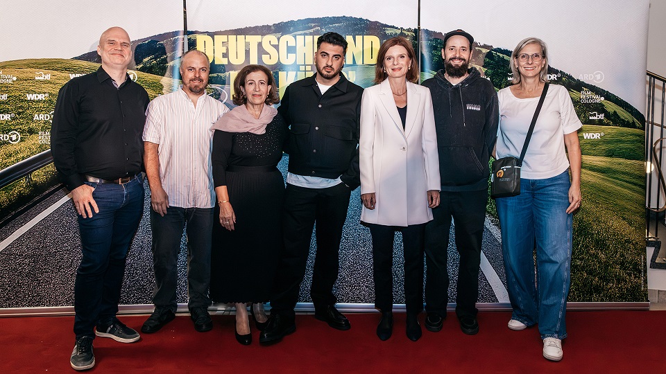 Bei der Premiere von ,,Deutschland, ich küss' Dein Herz" (v.l.n.r.) Ingmar Cario, kommissarischer (WDR-Programmdirektor) Matthias Murmann, (Geschäftsführer btf), Zeynep, Tahsim Durgun, Katrin Vernau (WDR-Intendantin), Philipp Käßborer (Geschäftsführer btf), Karin Kuhn (WDR-Unterhaltungschefin)