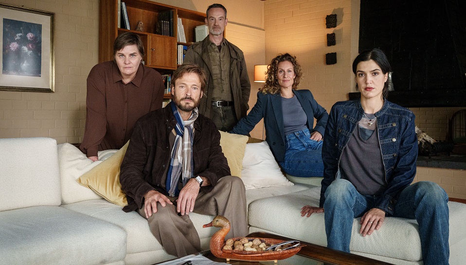V.l.n.r.: Simone Klimek (Petra Hartung), René Engel (Andreas Pietschmann), Peter Faber (Jörg Hartmann), Ira Klasni (Alessija Lause), Leo Sturm (Sophia Mercedes Burtscher)