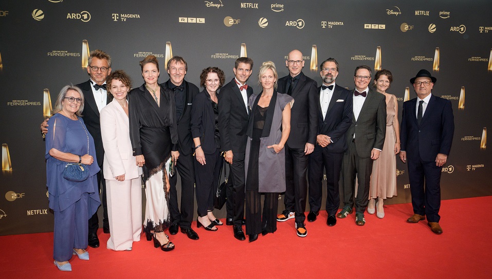 Das Team der Drama-Serie Hundertdreizehn auf dem Roten Teppich beim Deutschen Fernsehpreis 2026