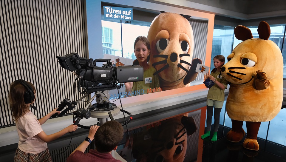 Maus und Kinder im ARD-Hauptstadtstudio Berlin.