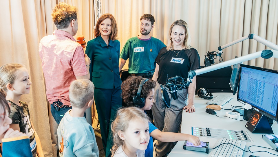 WDR-Intendantin Katrin Vernau besucht das Maus-Radio.