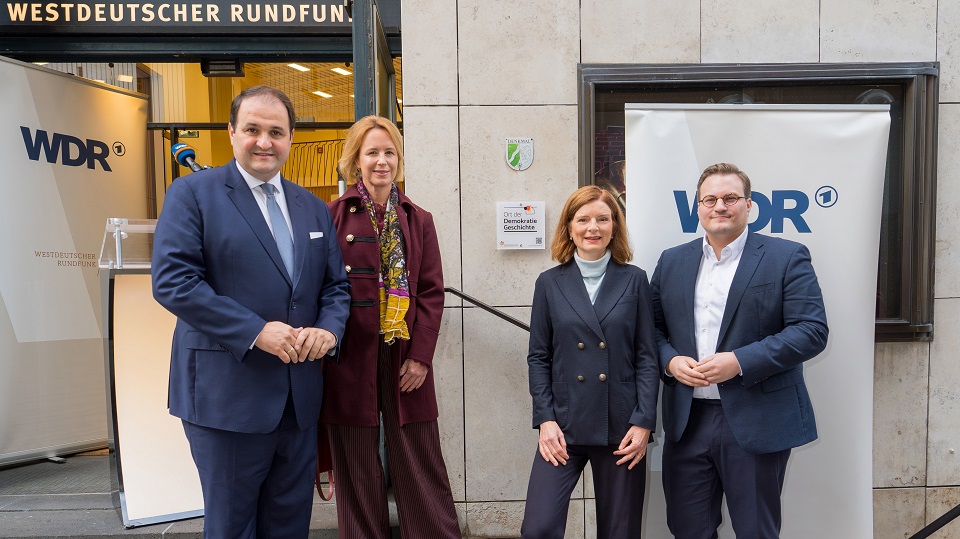 V.l.n.r.: Nathanael Liminski (Minister für Bundes- und Europaangelegenheiten, Internationales sowie Medien des Landes NRW), Julia Becker (Aufsichtsratsvorsitzende der Funke-Mediengruppe), Katrin Vernau (WDR-Intendantin), Carsten Männlein (Stellvertretender Direktor & Verwaltungsleiter Stiftung Orte der Deutschen Demokratiegeschichte)