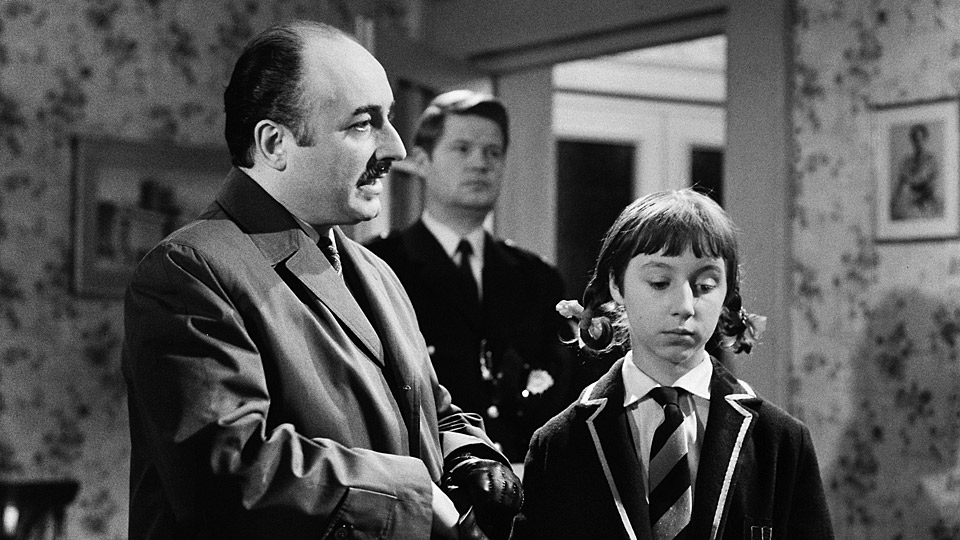 V.l. Inspektor Phipps (Manuel Collado), Sergeant Mayforth (Kurt Postel) und Avril (Hildegard Krekel)