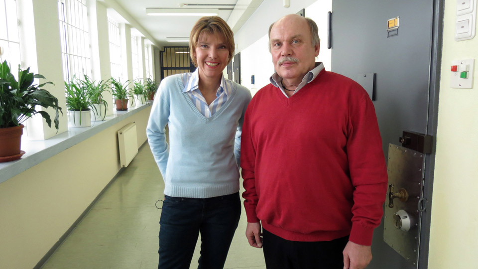 Bettina Böttinger mit Gefängnisinsasse Erhard B. | Bildquelle: WDR/Encanto Bettina Böttinger mit Gefängnisinsasse Erhard B.