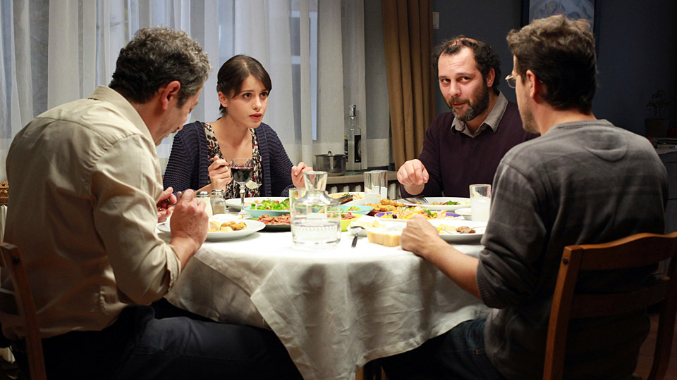 Murat (Taner Birsel, l) ist bei Ender (Ilker Aksum, r) und Cetin (Fatih Al) zu Besuch, um zu sehen, wie sich Nihal (Gunes Sayin, 2.v.l.) bei ihnen eingelebt hat. | Bildquelle: WDR/unafilm Murat (Taner Birsel, l) ist bei Ender (Ilker Aksum, r) und Cetin (Fatih Al) zu Besuch, um zu sehen, wie sich Nihal (Gunes Sayin, 2.v.l.) bei ihnen eingelebt hat.