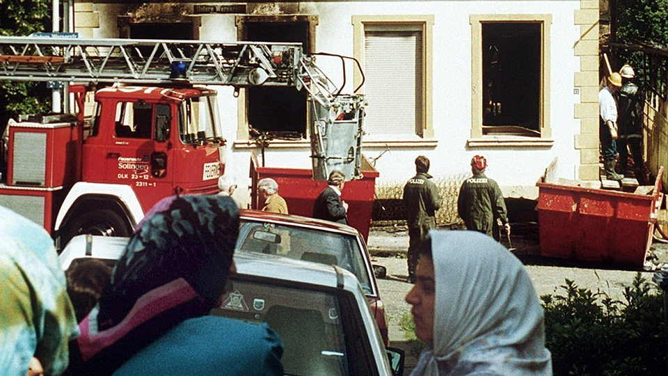 20 Jahre nach dem Brandanschlag in Solingen | Bildquelle: WDR/dpa 20 Jahre nach dem Brandanschlag in Solingen