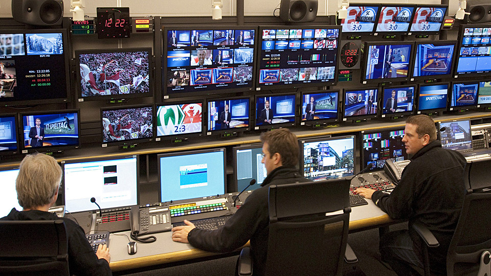 HD-Zentralregie Fernsehen im WDR Köln | Bildquelle: WDR/Sachs HD-Zentralregie Fernsehen im WDR Köln