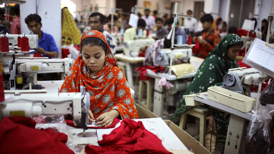 Näherinnen in einer Textilfabrik in Bangladesh fertigen Billigkleidung für den europäischen Markt