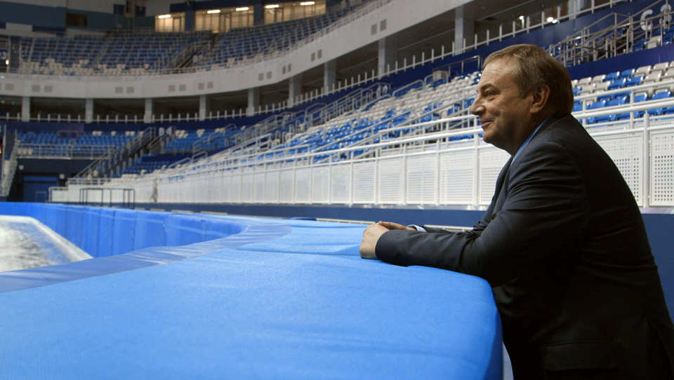 Der Bürgermeister von Sotschi, Anatoli Pachomov, ist stolz auf das neue Eisstadion | Bildquelle: WDR Der Bürgermeister von Sotschi, Anatoli Pachomov, ist stolz auf das neue Eisstadion