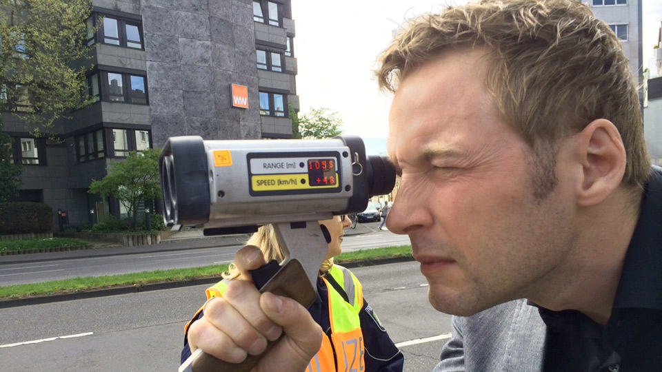 Dieter Könnes mißt die Geschwindigkeit der Autofahrer in Köln | Bildquelle: WDR/Probono TV Dieter Könnes mißt die Geschwindigkeit der Autofahrer in Köln