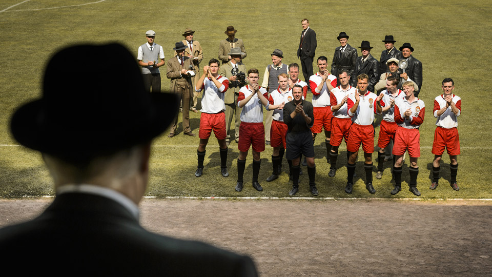 FC Präsident Kurt Landauer (Josef Bierbichler) mit Spielern des FC Bayern München