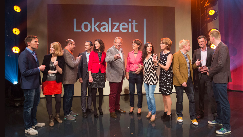 Moderator Bernd Stelter mit den "Lokalzeit"-Kandidaten | Bildquelle: WDR/Görgen Moderator Bernd Stelter mit den "Lokalzeit"-Kandidaten