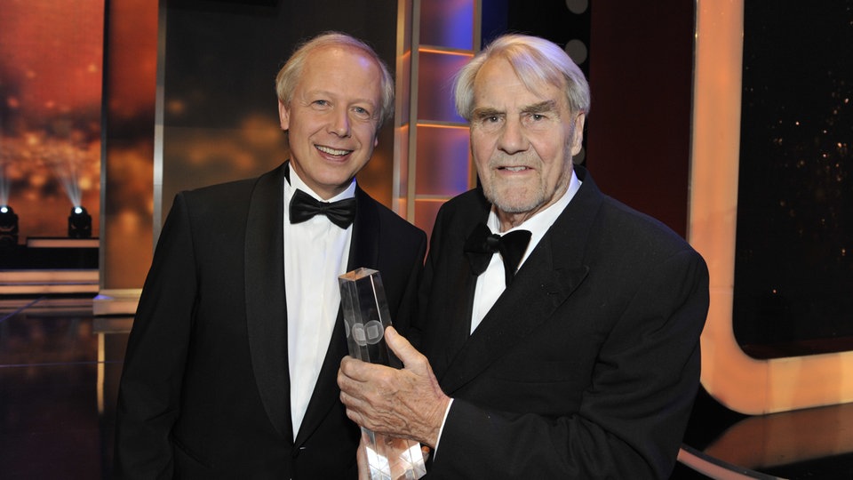 Tom Buhrow und Gerd Ruge bei der Verleihung des Deutschen Fernsehpreises am 2. Oktober 2014 in Köln. | Bildquelle: WDR/Sachs/Kohr Tom Buhrow und Gerd Ruge bei der Verleihung des Deutschen Fernsehpreises am 2. Oktober 2014 in Köln.