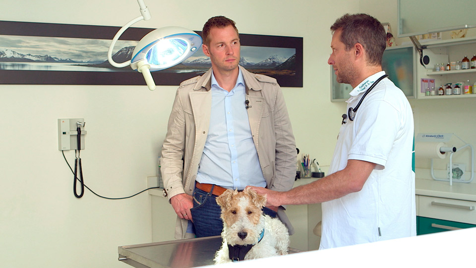 Reporter Dieter Könnes bei Tierarzt Dr. Ralf Unna