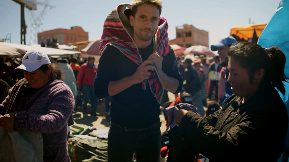 Oliver Mommsen und Schuhputzerin Esther auf dem Markt von El Alto