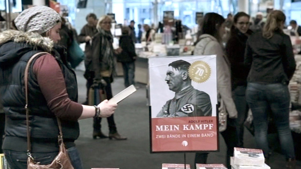 Wie reagieren Kunden, wenn Hitlers "Mein Kampf" frei zum Kauf angeboten wird? | Bildquelle: WDR Wie reagieren Kunden, wenn Hitlers "Mein Kampf" frei zum Kauf angeboten wird?