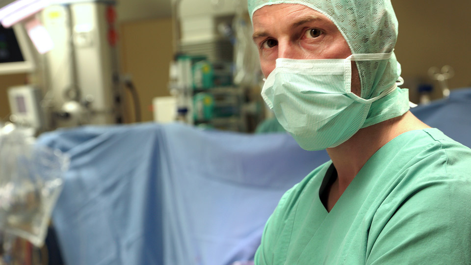 Dieter Könnes ist bei einer Herztransplantation dabei | Bildquelle: WDR/probono Dieter Könnes ist bei einer Herztransplantation dabei