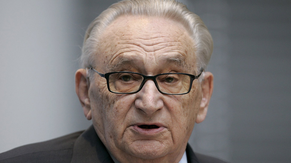 Egon Bahr | Bildquelle: REUTERS/Tobias Schwarz/Files Egon Bahr