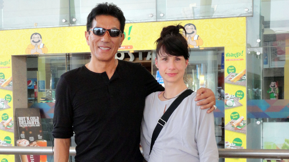 Geleg Chodak und die Autorin Nathalie Nad-Abonji am Flughafen. | Bildquelle: rbb/privat Geleg Chodak und die Autorin Nathalie Nad-Abonji am Flughafen.