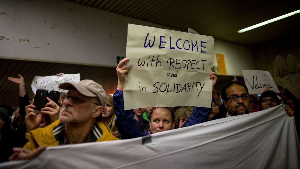 WDR/dpa/Maja Hitij | Bildquelle: Plakat mit der Aufschrift "Welcome with Respect and Solidarity" WDR/dpa/Maja Hitij