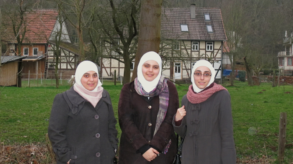 Syrische Flüchtlinge im Grenzdurchgangslager Friedland. | Bildquelle: WDR/Bildersturm Filmproduktion Syrische Flüchtlinge im Grenzdurchgangslager Friedland.