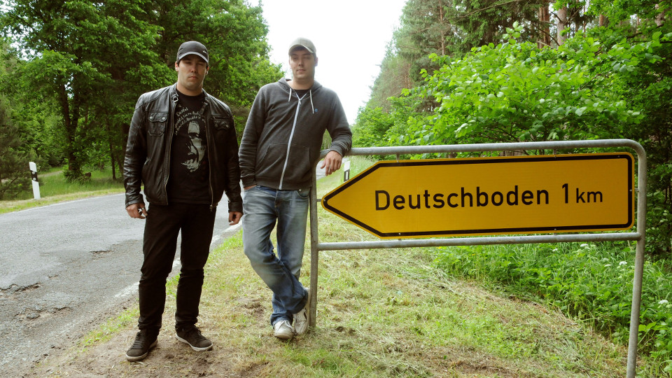 Carl und Paul Seehausen neben dem Deutschboden-Wegweiser.