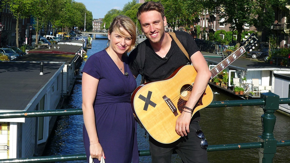 Moderatorin Sabine Heinrich und Musiker Clueso | Bildquelle: WDR/wellenreiter tv Moderatorin Sabine Heinrich und Musiker Clueso