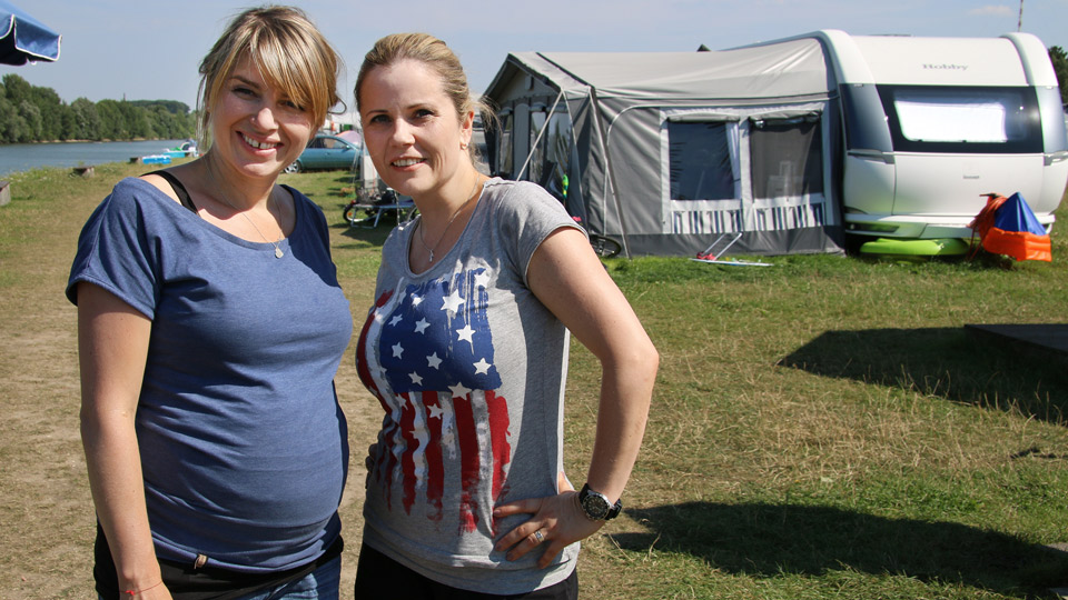 WDR-Moderatorin Sabine Heinrich (links) mit Schauspielerin Michaela Schaffrath