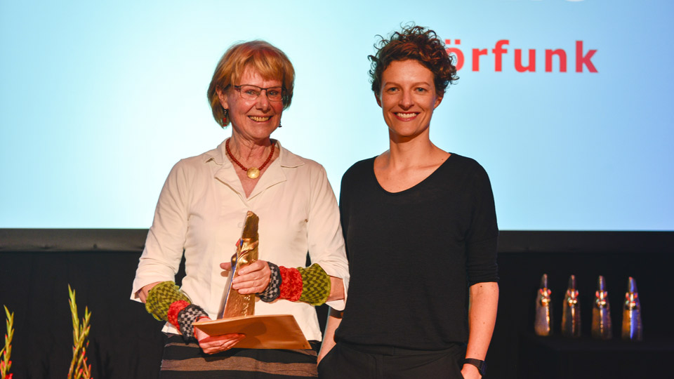 Preisträgerin Mechthild Müser und Laudatorin Julia Fritzsche (r) | Bildquelle: WDR/Land Niedersachsen Preisträgerin Mechthild Müser und Laudatorin Julia Fritzsche (r)