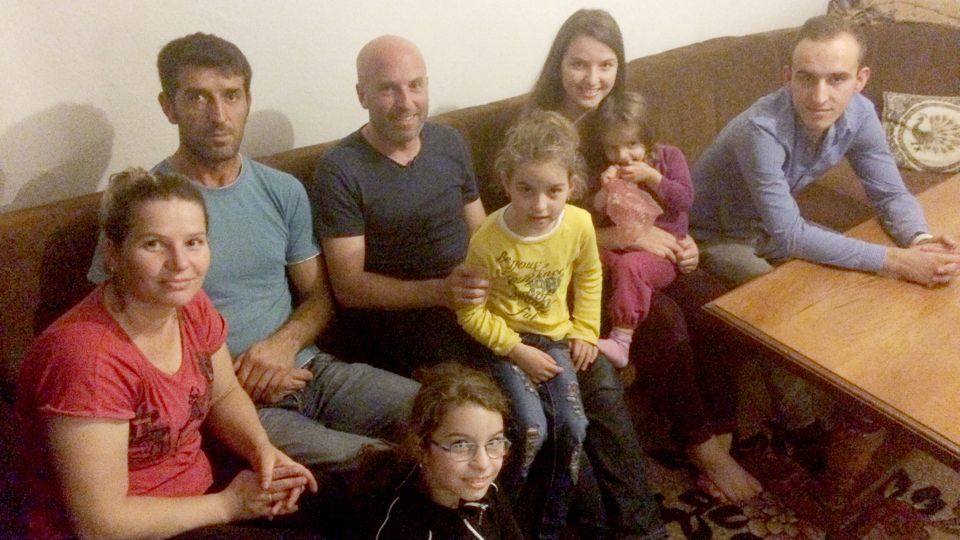 Reporter Jens Eberl (hinten, 3.v.l.) ist zu Gast bei Familie Loku in Kacanik im Kosovo | Bildquelle: WDR/Jens Eberl Reporter Jens Eberl (hinten, 3.v.l.) ist zu Gast bei Familie Loku in Kacanik im Kosovo