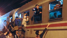 Syrische Flüchtlinge an einem Bahnhof in Kroatien | Bildquelle: WDR/Berlin Producers Syrische Flüchtlinge an einem Bahnhof in Kroatien