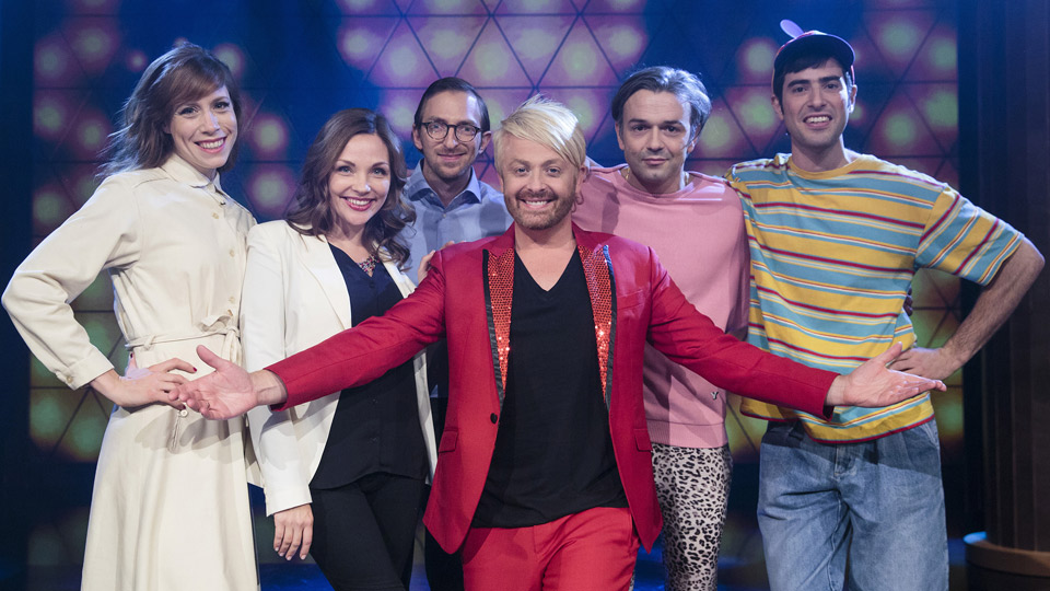 v.l.n.r. Laura Schwickerath, Kathrin Osterode, Hendrik von Bültzingslöwen, Gast Ross Antony, Alexander Wipprecht, Samy Challah | Bildquelle: WDR/Ben Knabe v.l.n.r. Laura Schwickerath, Kathrin Osterode, Hendrik von Bültzingslöwen, Gast Ross Antony, Alexander Wipprecht, Samy Challah