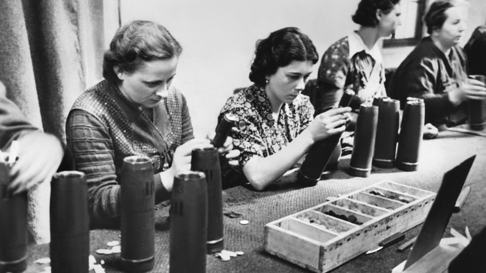 Frauen arbeiten in einer Munitionsfabrik
