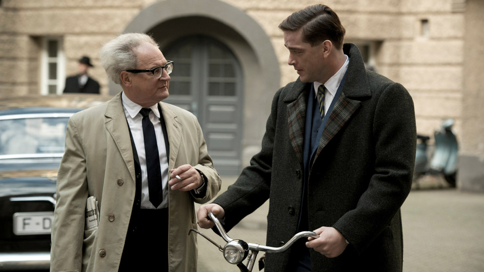 Szene aus dem FIlm "Der Staat gegen Fritz Bauer" | Bildquelle: zero one film GmbH / Martin Valentin Menke Szene aus dem FIlm "Der Staat gegen Fritz Bauer"