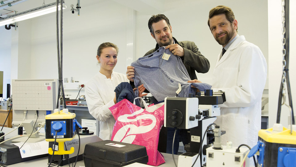 Prof. Dr. Lutz Vossebein (r.) und Anna-Mona Sprenger (l.) prüfen im Labor | Bildquelle: WDR/Klaus Görgen Prof. Dr. Lutz Vossebein (r.) und Anna-Mona Sprenger (l.) prüfen im Labor
