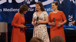 v.l.n.re.: Moderatorin Sandra Maischberger, Mareike Wilms und Jennifer von Massow | Bildquelle: WDR/Herby Sachs v.l.n.re.: Moderatorin Sandra Maischberger, Mareike Wilms und Jennifer von Massow