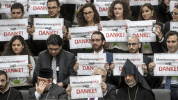 Mitglieder der Initiative "Anerkennung Jetzt" | Bildquelle: dpa/Michael Kappeler Mitglieder der Initiative "Anerkennung Jetzt"