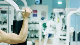 mann im fitnessstudio | Bildquelle: Mauritius Images mann im fitnessstudio