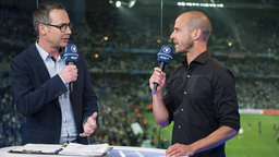 Moderator Matthias Opdenhövel (li.) im Gespräch mit Fußballexperte Mehmet Scholl | Bildquelle: WDR/Sachs Moderator Matthias Opdenhövel (li.) im Gespräch mit Fußballexperte Mehmet Scholl