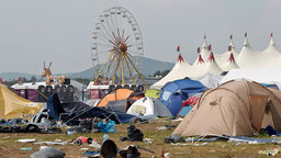 Schlammschlacht beim Rock am Ring-Festival | Bildquelle: WDR/picture alliance Schlammschlacht beim Rock am Ring-Festival