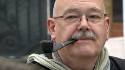 Rolf-Dieter Krause mit Pfeife | Bildquelle: WDR Rolf-Dieter Krause mit Pfeife