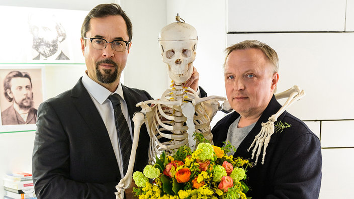Prof. Karl Friedrich Boerne (Jan Josef Liefers, links) und Kommissar Frank Thiel (Axel Prahl, rechts). | Bildquelle: WDR/Willi Weber Prof. Karl Friedrich Boerne (Jan Josef Liefers, links) und Kommissar Frank Thiel (Axel Prahl, rechts).