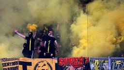 Radikale Fußballfans zünden Bengalos | Bildquelle: Imago Sportfotodienst Radikale Fußballfans zünden Bengalos
