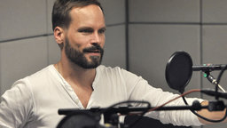 Wanja Mues im Hörspiel Studio. | Bildquelle: WDR/Sascha von Donat Wanja Mues im Hörspiel Studio.