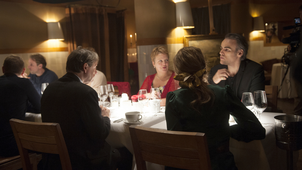 Gruppenbild mit Therese Pönsgen (Anke Engelke) und Thomas Leber (Sebastian Blomberg, r) und Michaela (Gabriela Maria Schmeide) und Heinz Peter Ellerbrook (Michael Wittenborn, l)