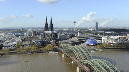 Die Hohenzollernbrücke in Köln | Bildquelle: WDR/dpa Die Hohenzollernbrücke in Köln