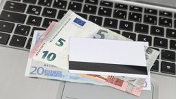 Euroscheine, Laptop, Kreditkarte