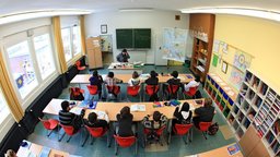 Schüler im Klassenzimmer | Bildquelle: dpa / Julian Stratenschulte Schüler im Klassenzimmer